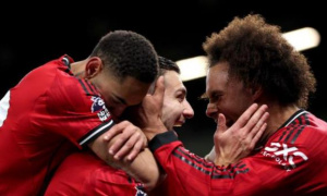 Man Utd đàm phán đổi Zirkzee lấy Ndicka: Thương vụ đầy triển vọng?