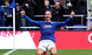 Everton dùng Grealish dụ Mainoo và Zirkzee rời Man Utd