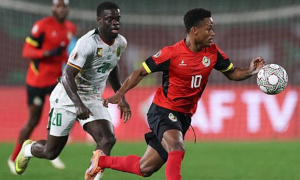 Kofane lập siêu phẩm giúp Cameroon thắng ngược Mozambique