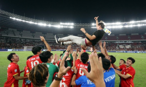 Báo Indonesia ngả mũ trước cú hat-trick danh hiệu của HLV Kim