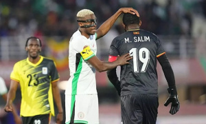 Uganda dùng 3 thủ môn trong 11 phút tại AFCON