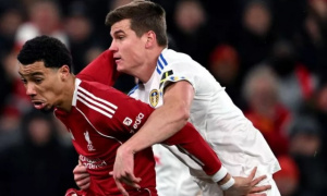 Carragher: Liverpool mất phạt đền vì Ekitike quá trung thực