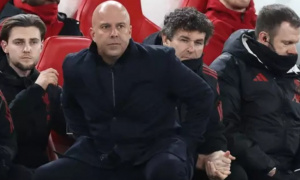 CĐV Liverpool nổi giận vì cách thay người của Slot