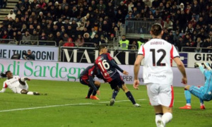 Leao tỏa sáng, Milan nhọc nhằn chiếm đỉnh bảng Serie A