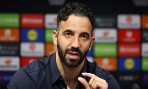 HLV Amorim nổi nóng khi bị hỏi về sơ đồ 3-4-3