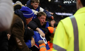 Hòa Man City, fan Chelsea gọi tên Abramovich