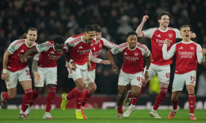 Arsenal nắm thiên thời, Man City lâm nguy vì hàng thủ