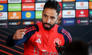 Carragher chê Amorim họp báo hay hơn chỉ đạo