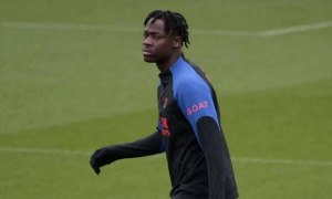 MU tranh 'quái thú' 1m96 với 3 đối thủ