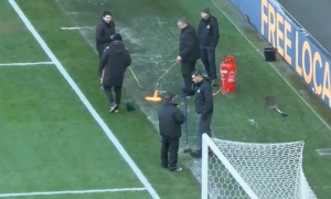 Góc khuất vụ Hull City dùng đèn khò sấy sân