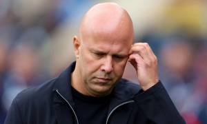 Liverpool hóa 'nhàm chán': Màn đổi vai không tưởng với Arsenal