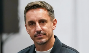 Neville chê Martinez phòng ngự tồi tệ khiến MU rơi điểm