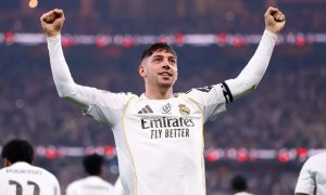 Real hạ Atletico 2-1 nhờ bàn đầu tiên của Valverde mùa này