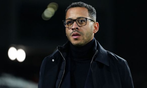 Vũ khí 3-2-2-3 giúp Rosenior phá dớp 10 năm tại Chelsea