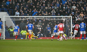 Dean Ashton khuyên Arteta cấm Madueke đá phạt đền