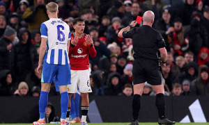 Shea Lacey xin lỗi vì thẻ đỏ khiến Man United bị loại