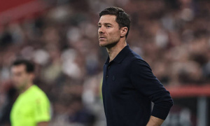 Những dấu hỏi bủa vây Xabi Alonso sau trận thua đau Barcelona