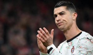 HLV Martinez cảnh báo Ronaldo về suất đá chính World Cup