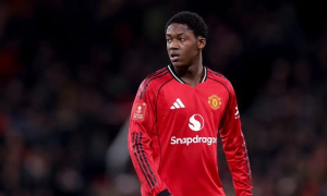 Mainoo đừng chọn cách trốn chạy khỏi Man Utd