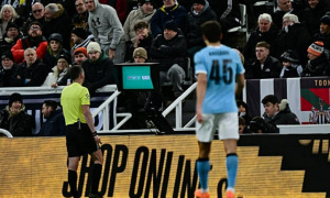 Shearer chê VAR rác rưởi sau trận Newcastle thua Man City