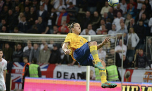 Zlatan Ibrahimovic và cú ngả người bẻ gãy mọi định luật