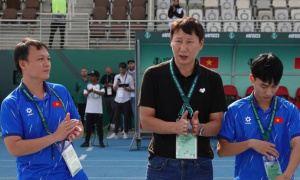 HLV Kim Sang-sik trực tiếp 'do thám' U23 UAE