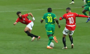 Mane và Salah xô xát dữ dội trong trận bán kết AFCON