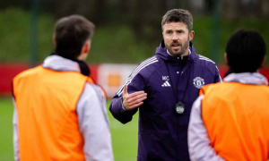 Neville gạt tên Carrick khỏi ghế HLV dài hạn tại MU