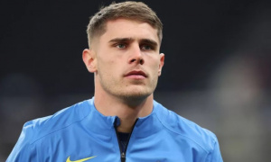 Gabriel Agbonlahor khuyên Micky van de Ven từ chối gia hạn với Tottenham