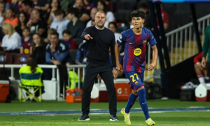 Hansi Flick sụp đổ khi Dro Fernandez dứt áo sang PSG