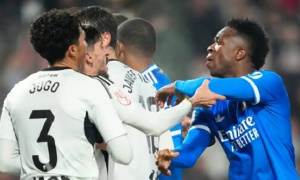 Albacete bị điều tra vì CĐV ném vỏ chuối vào Vinicius