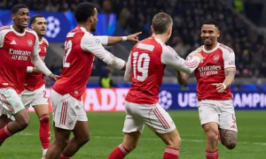 Seedorf, Rooney ngả mũ trước tinh thần của Arsenal