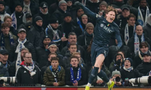 McTominay lập kỷ lục, Napoli lâm nguy ở C1