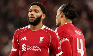 Slot và Van Dijk đồng loạt vinh danh Joe Gomez