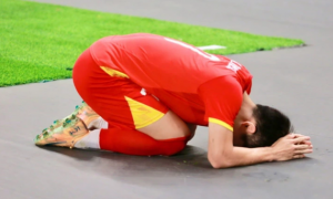 CĐV Thái, Indo nể phục khi Đình Bắc quỳ gối xin lỗi