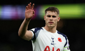 Tottenham treo giá kỷ lục thế giới cho Van de Ven