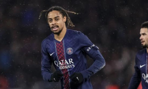Barcola sửa sai giúp PSG chiếm đỉnh bảng Ligue 1