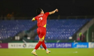 Đình Bắc cảm ơn đồng đội đã sửa sai tấm thẻ đỏ