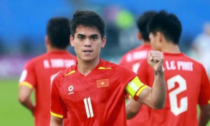 Từ tiền đạo đến trung vệ là đẳng cấp Khuất Văn Khang