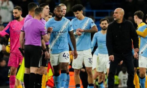 Pep mỉa mai màn ra mắt của trọng tài dù Man City chiến thắng