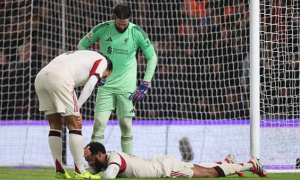 HLV Arne Slot báo tin dữ về tình hình của Joe Gomez