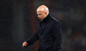 Slot tiết lộ lý do thay Kerkez ngay giờ nghỉ trước Bournemouth