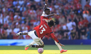 Vũ khí bí mật giúp Carrick vô hiệu hóa Saka