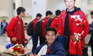 Xúc động hình ảnh HLV Kim Sang Sik đẩy xe lăn cho Hiểu Minh