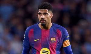 Hansi Flick báo tin vui về Araujo trước trận gặp Oviedo