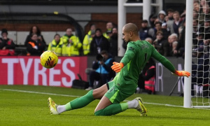 Sanchez sửa sai cho hàng thủ Chelsea bằng pha cứu thua xuất thần
