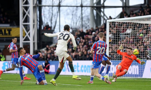 Glenn Murray ca ngợi sự lạnh lùng của Joao Pedro