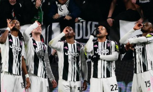 Khoảnh khắc thiên tài của Locatelli giúp Juventus hủy diệt Napoli