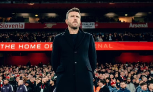 Carrick phải dừng phỏng vấn để gặp gấp chủ tịch MU