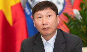 HLV Kim Sang-sik hé lộ lời dặn sau tấm thẻ đỏ của Đình Bắc